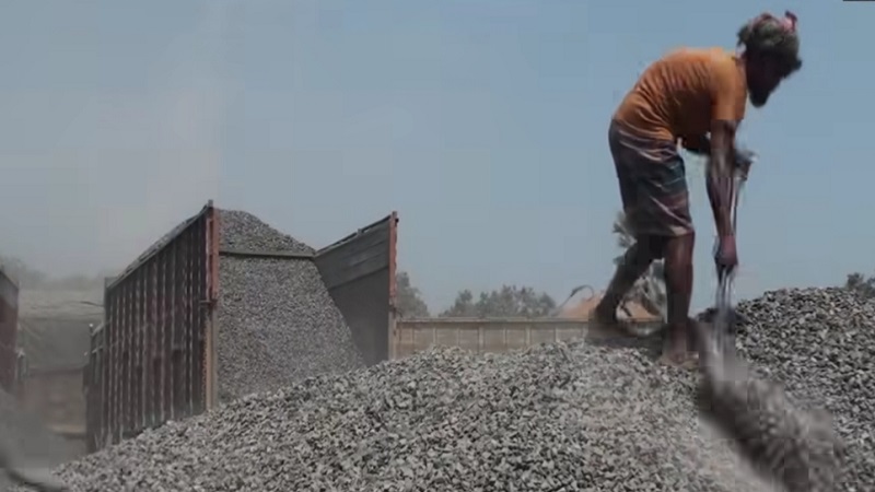 চাঁপাইনবাবগঞ্জের সোনামসজিদ বন্দর পথে টানা ১৮ দিন বন্ধের পর পূণরায় ভারতীয় পাথর আমদানী শুরু